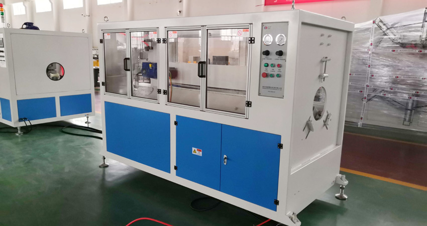 Haul-off machine of pp soundproof pipe production line Тяговая машина линии производства звуконепроницаемых труб из полипропилена